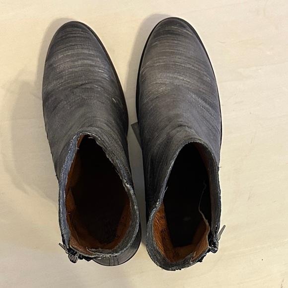 Stylish Silver Frye Ankle Boots - Size 7 - Picture 8 of 8
